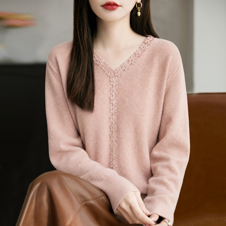 2026新款V领绣花秋季大码针织打底衫女洋气中年女装上衣毛衣