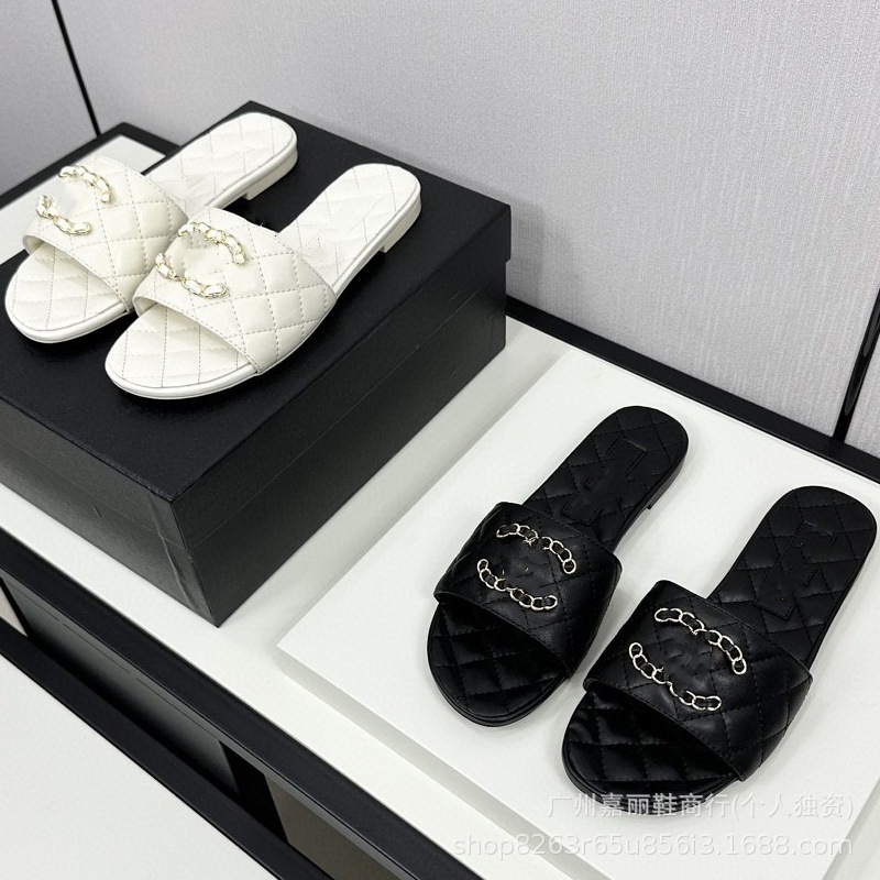 Zapatillas de viento de fragancia pequeña para mujer, primavera y verano 2025 nuevo estilo de cadena negra moda rombo fondo suave zapatillas planas de una palabra