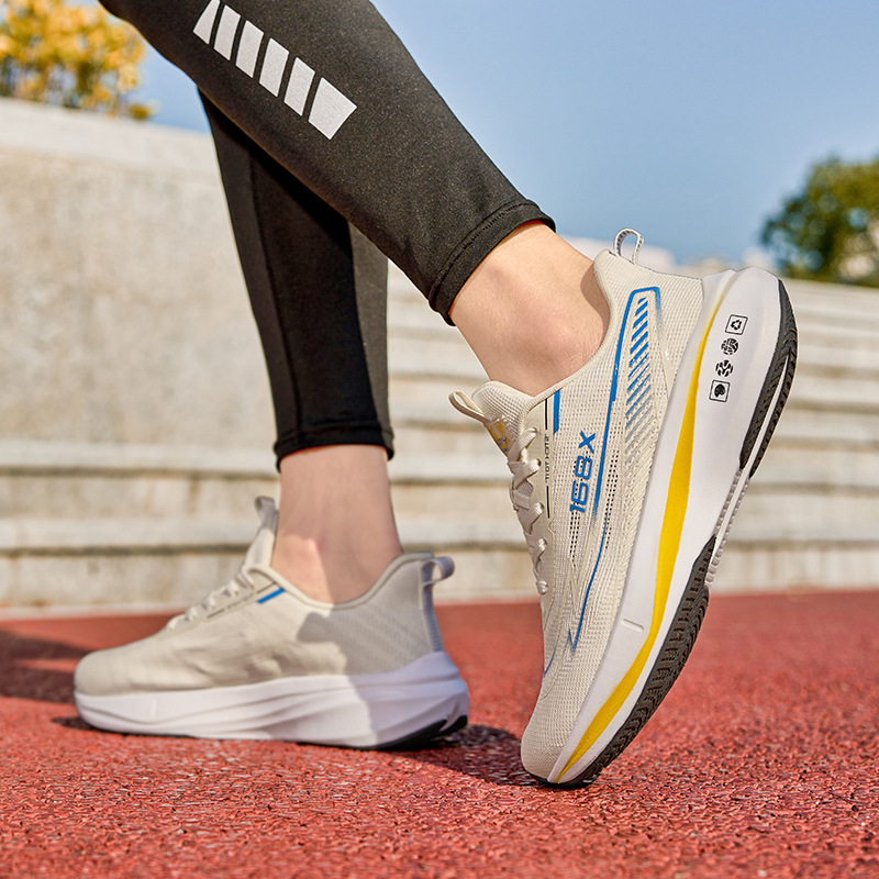 Zapatos de carreras de malla ultraligera transpirables para jóvenes Guochao, zapatos de carreras de carbono anti-deslizante para hombres