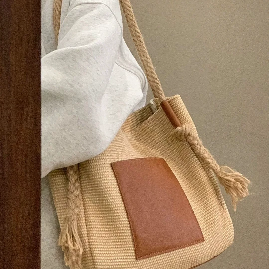 Winter universal capacious woven shoulder bag, small design one-shoulder bag