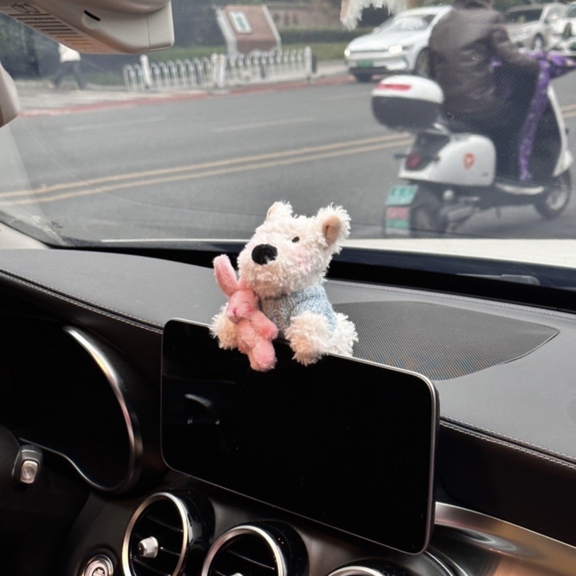 Lindo cachorro garabateado West Highland coche colgante decoración pantalla consola central accesorios de coche adornos de felpa