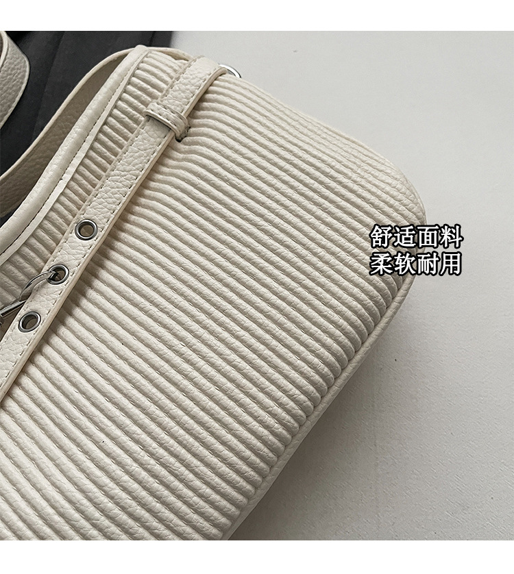 Large-capacity women's summer 2025 new fashion crossbody bag, Korean-style casual single-shoulder armpit commuting bag for work Application Scenario