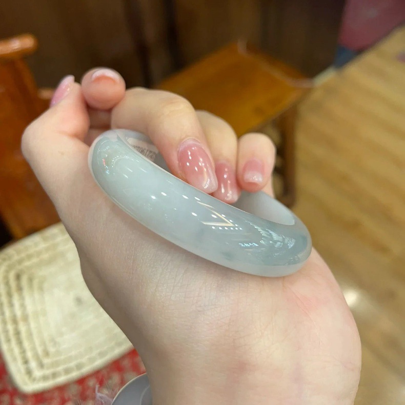 Vòng tay ngọc bích Miến Điện tự nhiên màu xanh nhạt cao cấp chi tiết 6