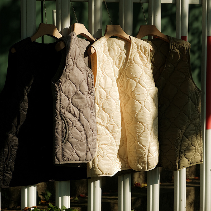 Alpaca Fleece Vest Women's 2025 Spring New Simple All-match V-neck Gourd Quilted Inner Warm Vest Top Alpaca Fleece Vest Women's 2025 Spring New Simple All-match V-neck Gourd Quilted Inner Warm Vest Top