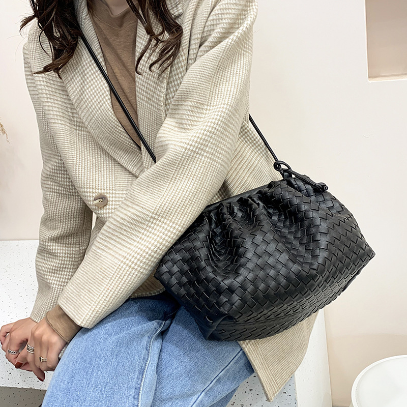 Bolso de hombro de cuero suave de alta gama, estilo nube tejido a mano transfronterizo, novedad de invierno 2025, para mujer, bandolera de moda