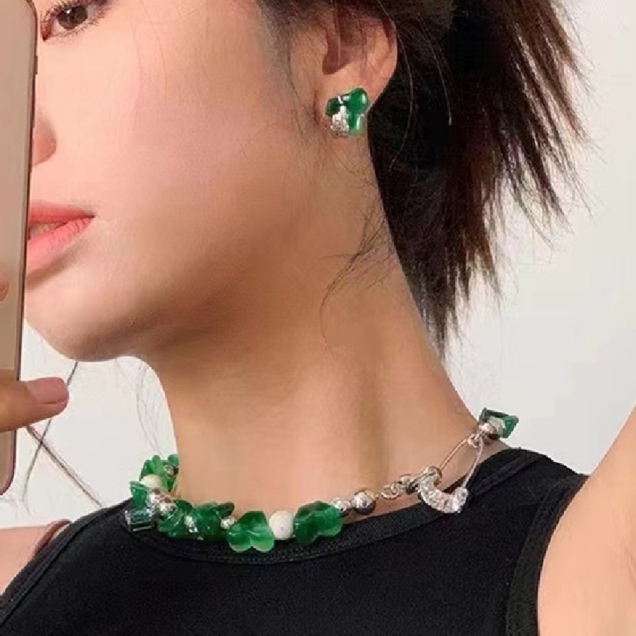 Irregular Green Crystal Beaded Clavicle Necklace Emerald Stud Earrings display picture 4