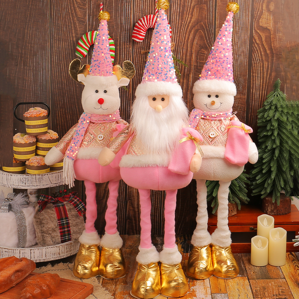 Una variedad de muñecos retráctiles de pie navideños, escaparates de hotel, muñecos de nieve navideños, muñecos de alces, adornos decorativos
