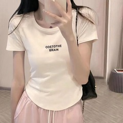 不規則な白いショートスレッド半袖トップ女性のための 2025 夏の新しいデザインニッチな新しい甘くてスパイシーなスタイル
