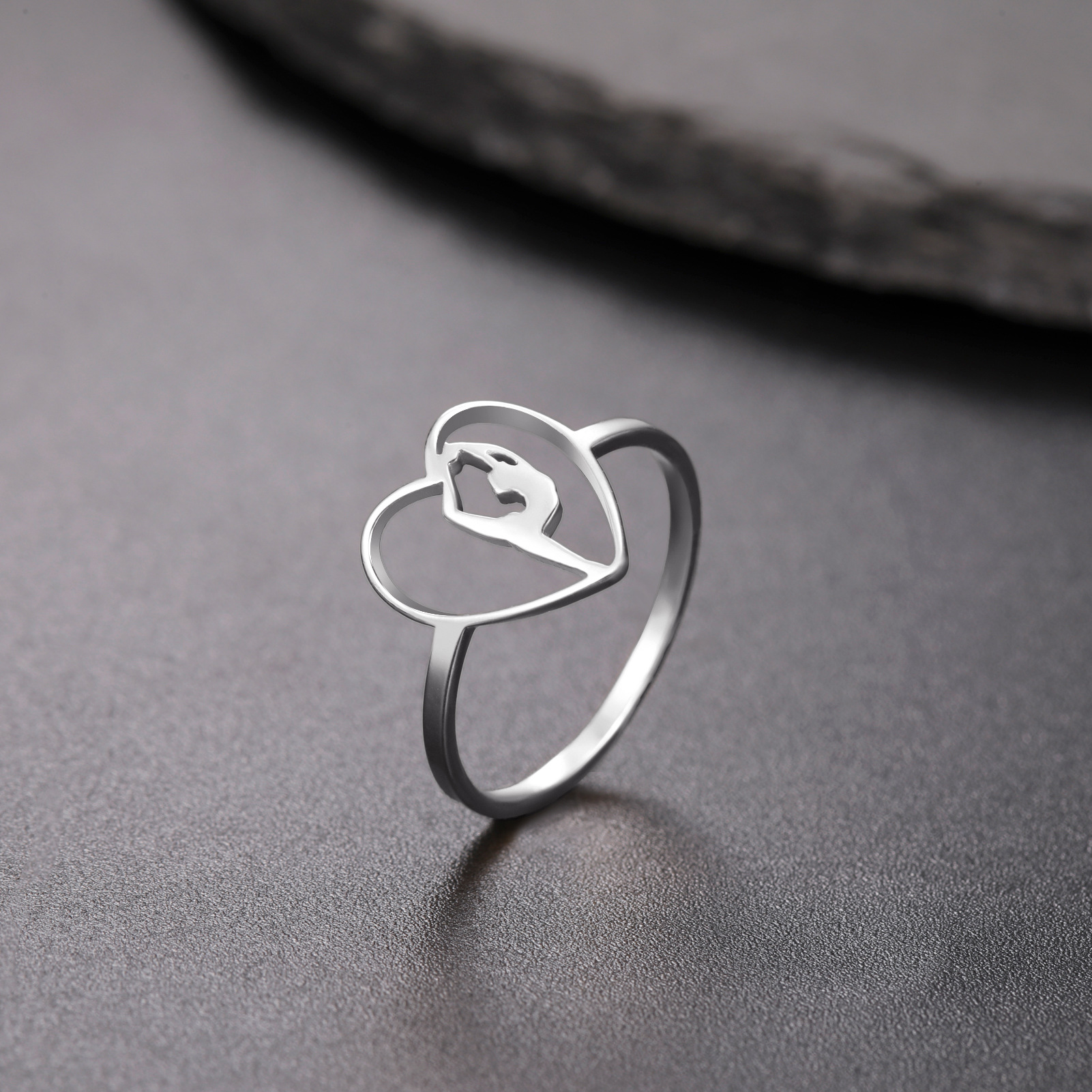 새로운 18K 골드 컬러 간단한 우아한 여성의 스테인레스 스틸 사랑 체조 반지 휴일 웨딩 파티 보석