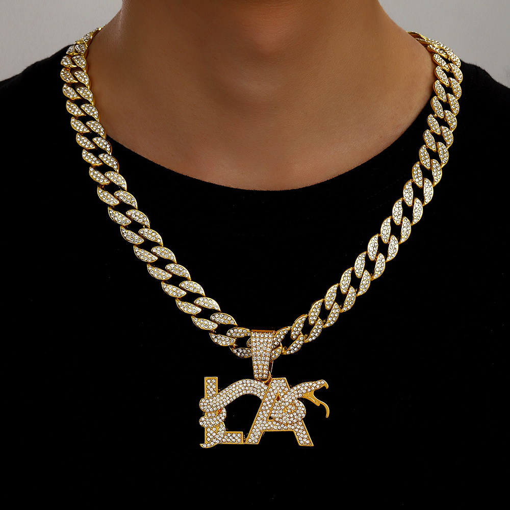 Nuevos productos transfronterizos calientes llenos de letras de diamante LA forma de serpiente personalidad collar logotipo de moda collar de joyas de cadena cubana