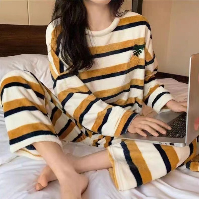 Otoño y invierno pijama de mujer punto pequeño conejo flanel engrosado dulce dibujos animados casuales manga larga cálida coral conjunto de terciopelo