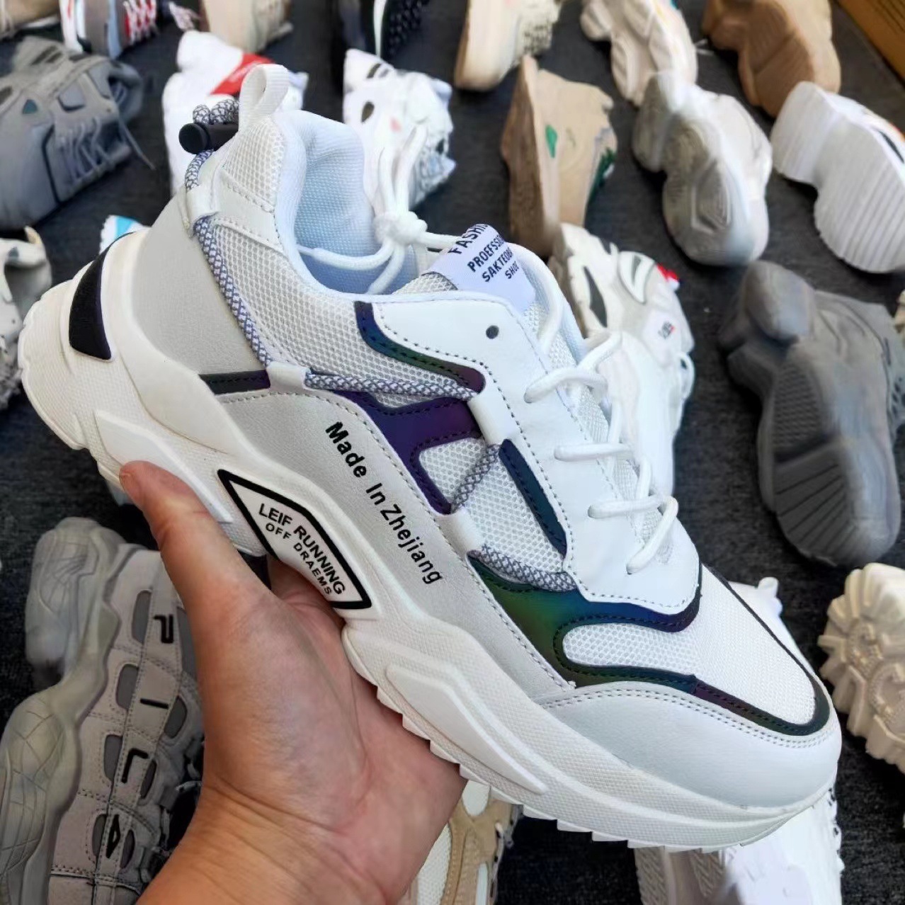 [Zapatos de despacho de retiro de marca] Entidad de comercio electrónico zapatos de transmisión en vivo zapatos de procesamiento de calado Comercio exterior productos de cola al por mayor