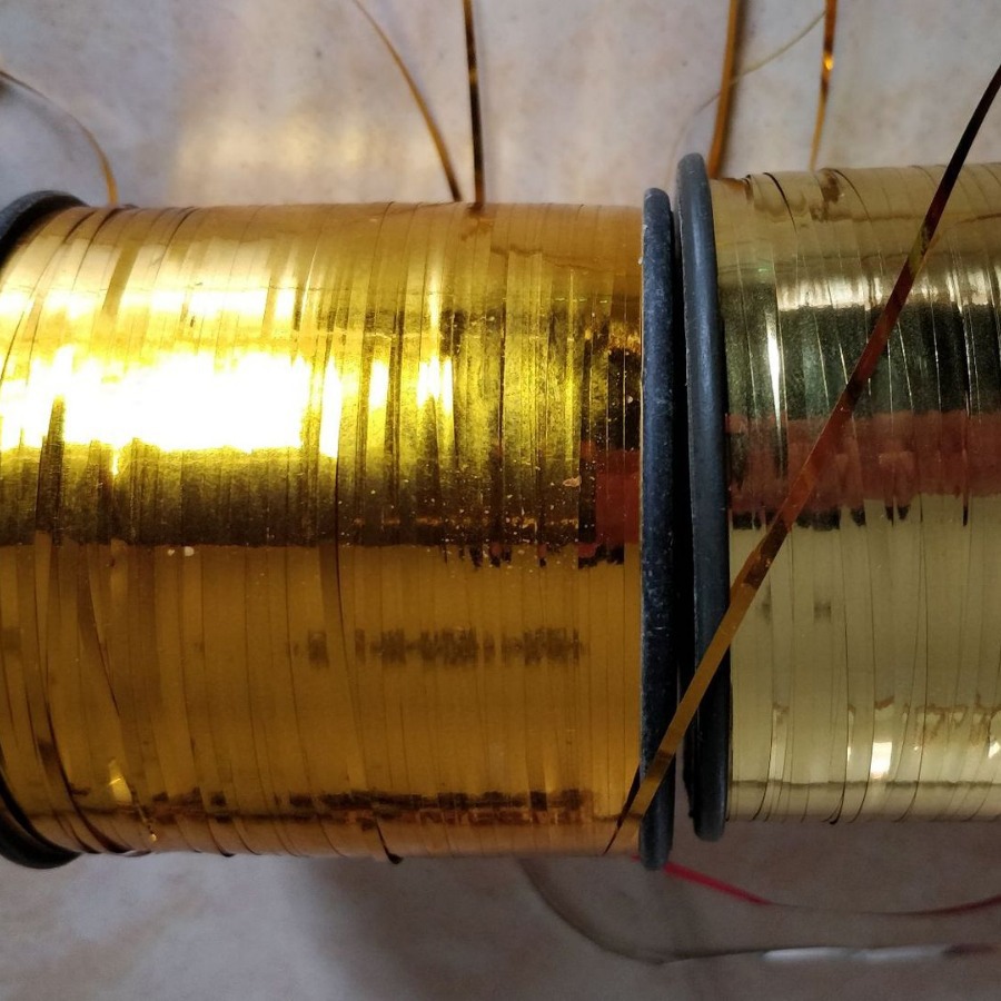 淡黄色亚光金丝卷筒子上的红光金属丝绿光银片淡咖啡彩色金银丝线