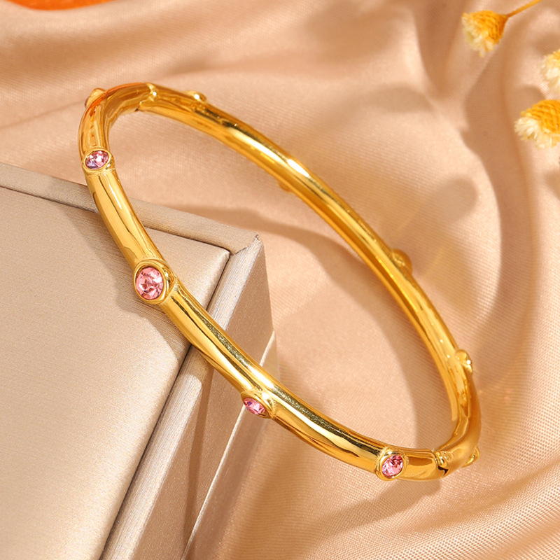Mujeres de acero inoxidable diez pulseras de perforación galvanizadas de alta calidad 18k oro de moda pulseras de lujo ligeras joyas personales versátiles