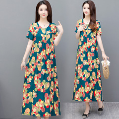 お母さんの夏服の綿のワンピースのファッションの外は洋風の中年の婦人服の半袖の花の花の膝の人工綿のロングスカートを着ます。