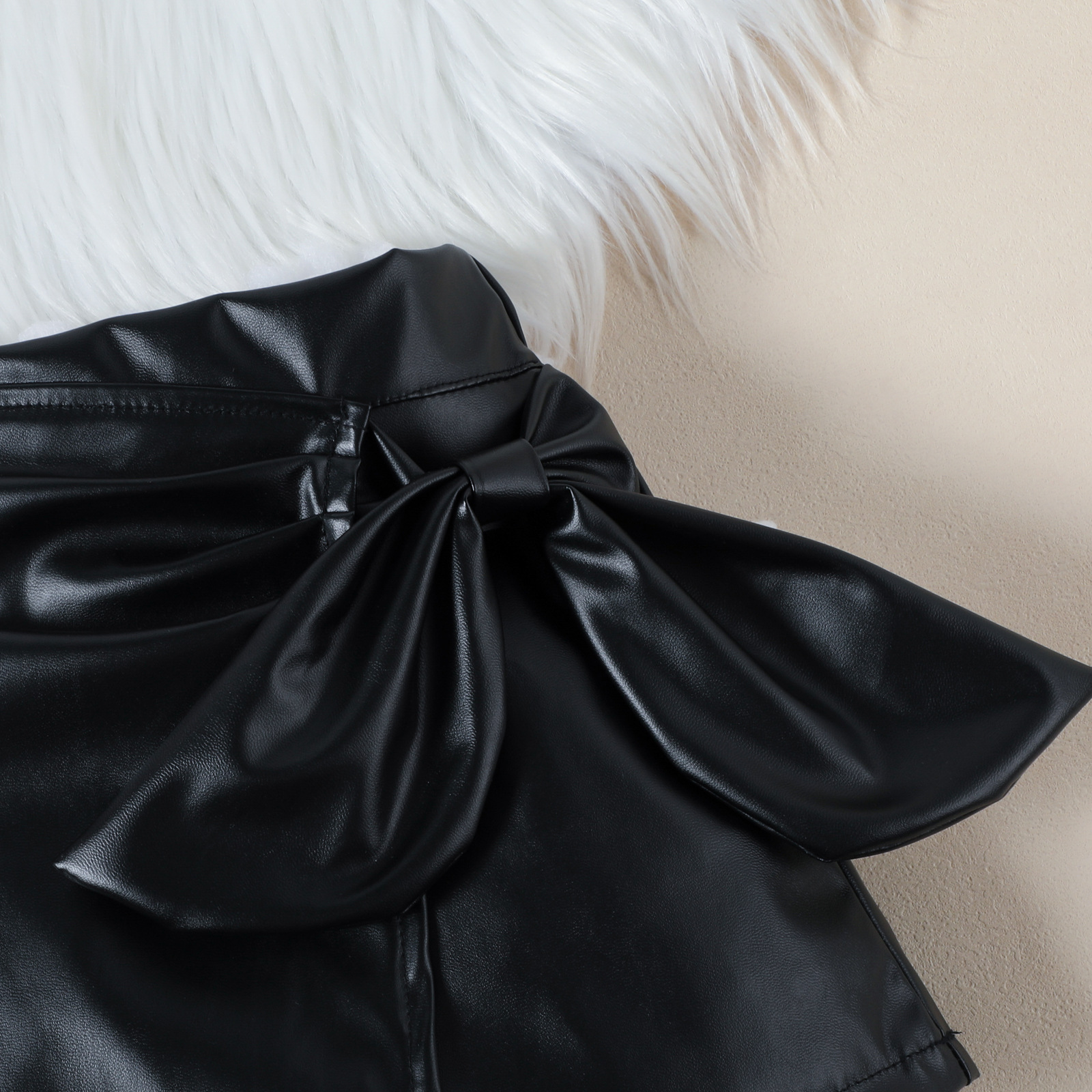 유럽과 미국의 아동복 소녀 가을 패션 비행 소매 풀오버 탑 PU 가죽 활 불규칙한 치마 세트