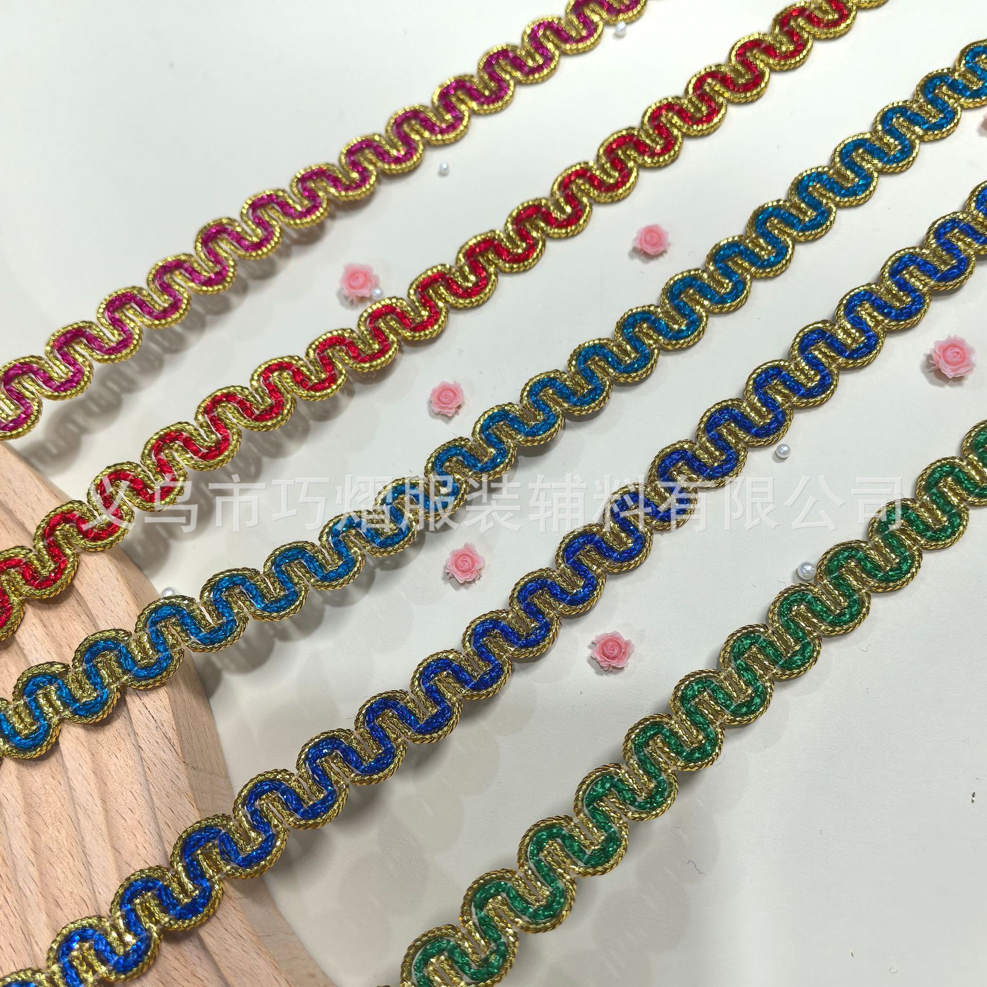 Venta al por mayor de fábrica de color de oro y plata lentejuelas florales con adornos accesorios de ropa accesorios de estilo étnico ondulado