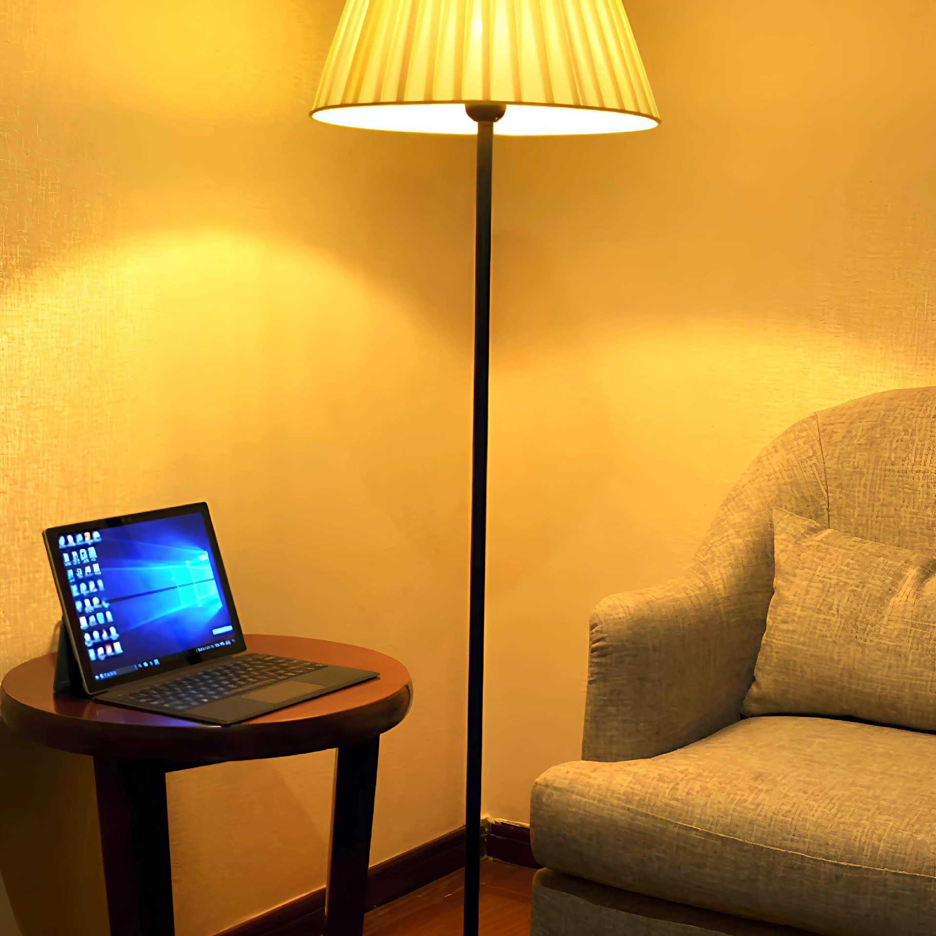 Floor lamp for living room, modern creative lantern for bed, LED floor sofa for breastfeeding, remote control