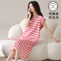 ノースリーブのパジャマの女性の夏は胸のパッドを持って固定します。