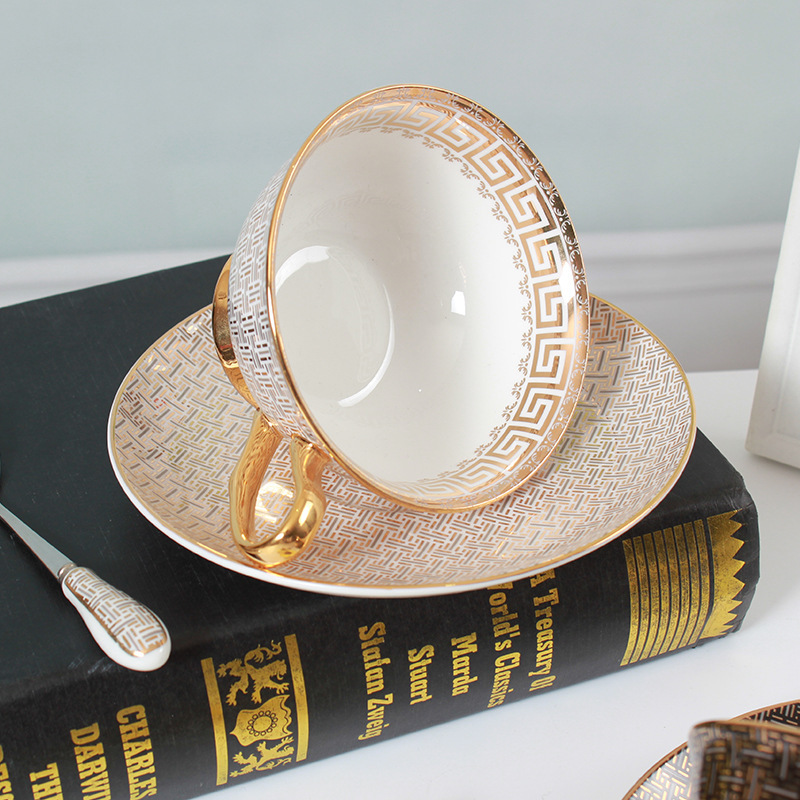 Juego de tazas de café de porcelana de hueso de alto valor Taza de té de la tarde de cerámica británica de lujo ligero para damas de alta gama de estilo europeo