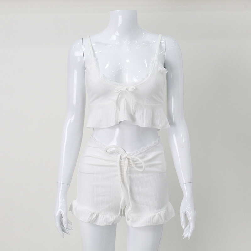 Ropa de mujer, ropa de verano, traje de calle, hipster, color sólido, sin mangas, chaleco con hombros descubiertos, pantalones cortos con ribete de encaje, algodón