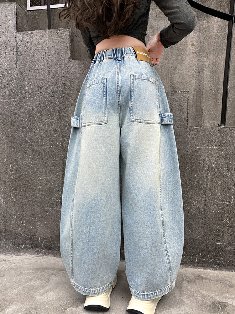 Jeans in denim effetto used per bambini con orlo grezzo e vestibilità comoda - Jeans elasticizzati in vita azzurri per bambine (3-8 anni), stile streetwear alla moda_voghion.com