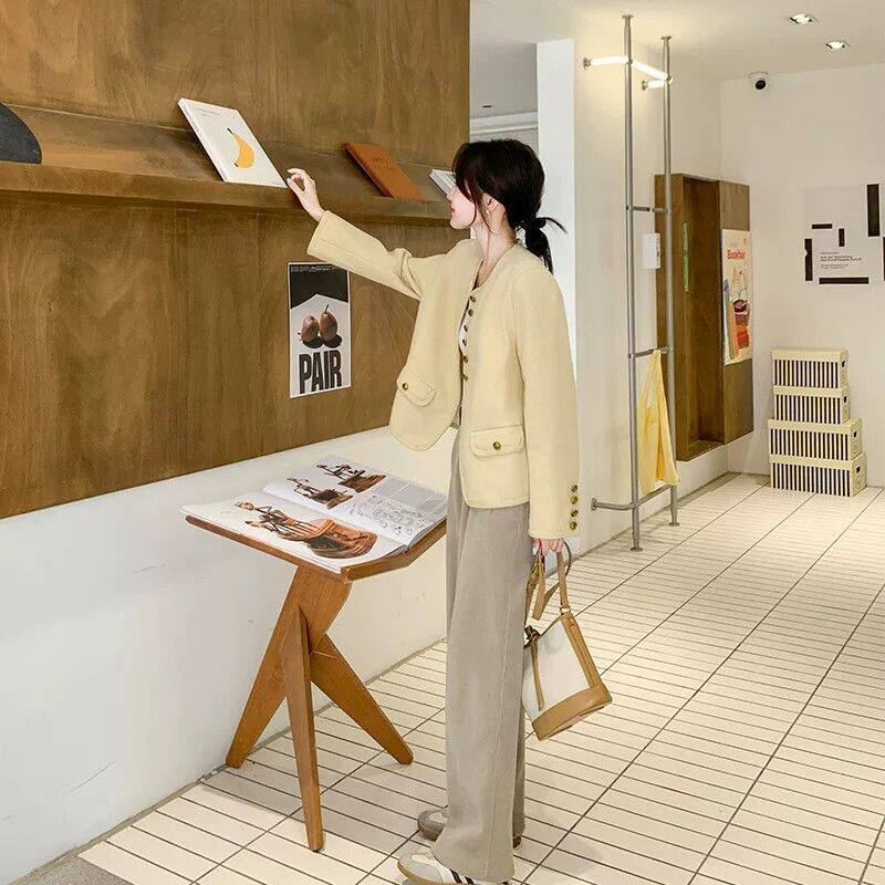 Áo khoác nữ dáng ngắn cổ tròn phong cách retro thanh lịch, form rộng, chất liệu tweed — Ren vàng