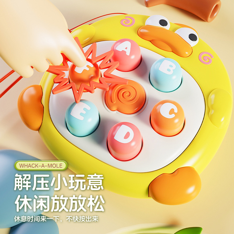 打地鼠子供がおもちゃを叩いています。男の子と子供の赤ちゃんは知能が早くデスクトップゲームを教えています。|undefined