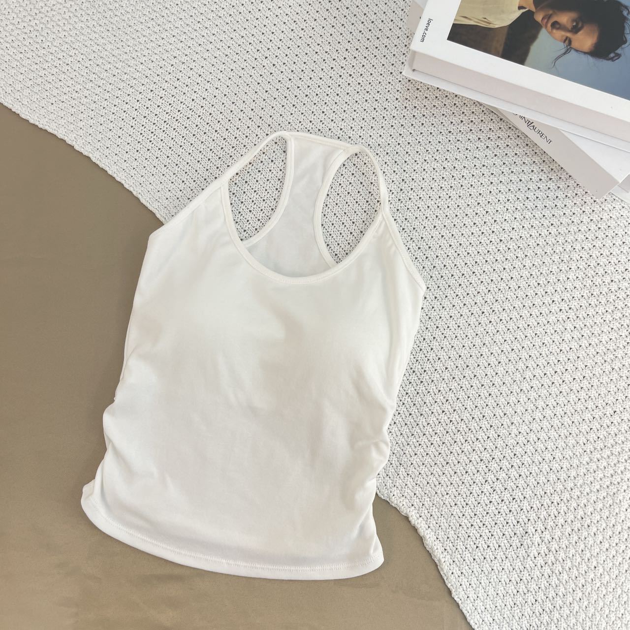 Nuevo estilo americano de espalda dulce y picante hermoso estilo de Hong Kong pequeño cinturón con cojín de pecho base dentro con chaleco de verano para colgar la chaqueta de cuello