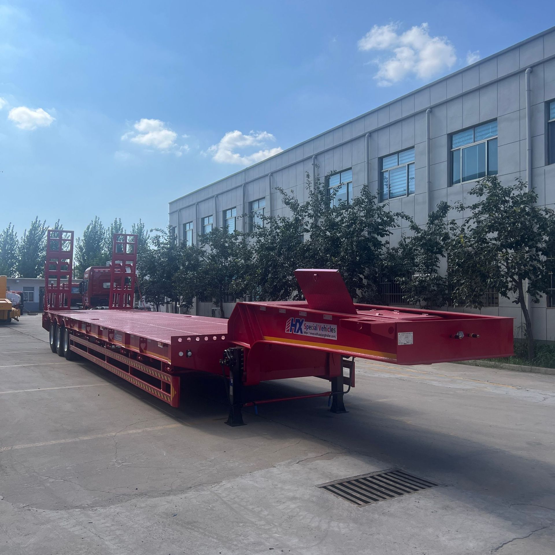 Source Factory Supplies Wholesale Heavy-Duty Low-Bed Engineering Machinery Trailers and Semi-Trailers to Southeast Asia, Middle East, and Africa