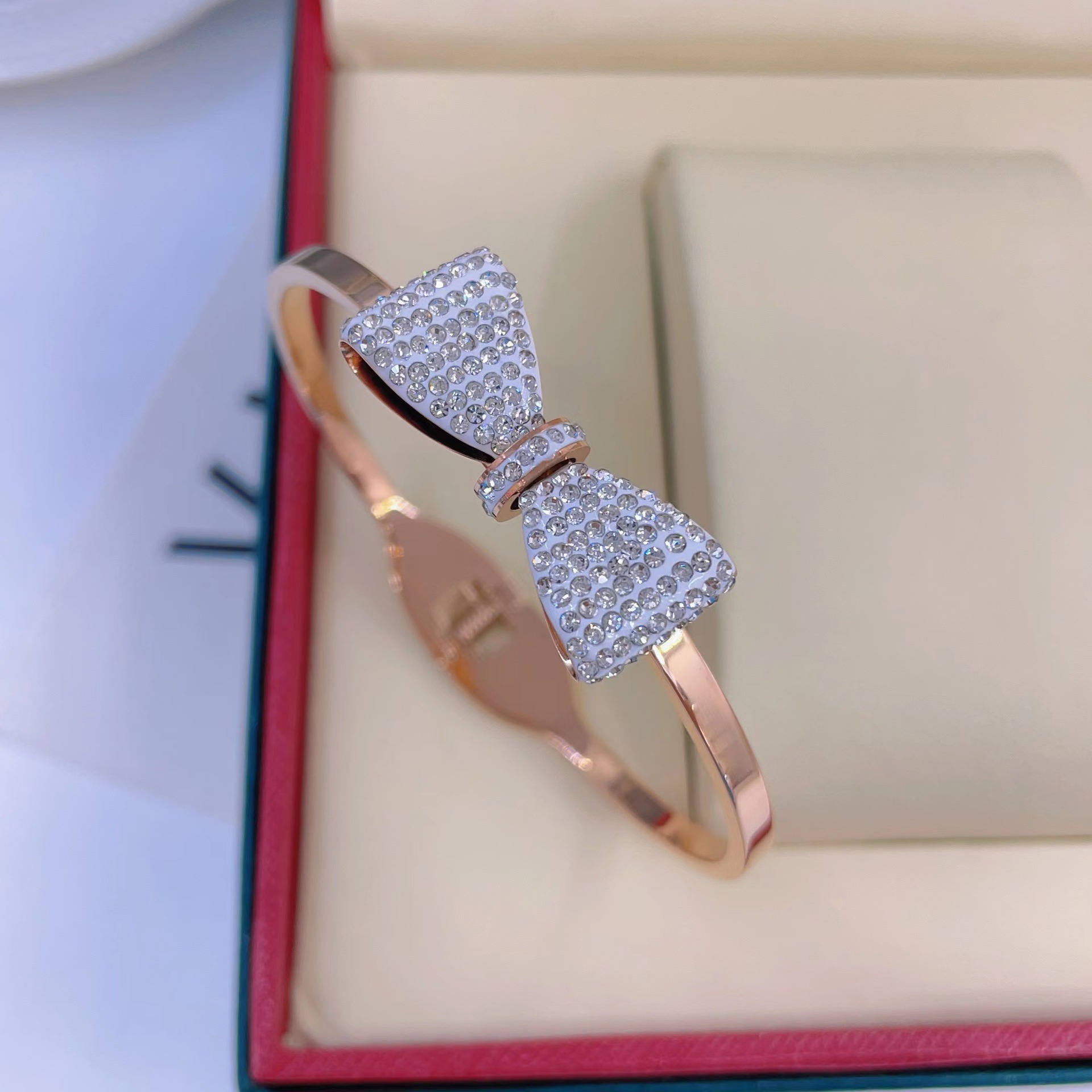 En stock fábrica directa Transfronteriza Popular electrochapado 18K pulsera de acero de titanio femenina personalidad no se desvanece moda nicho moda