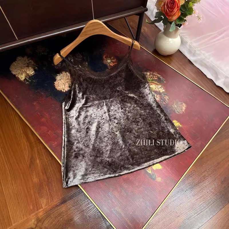 Autumn New Short-Sleeved Velvet Lace Camisole Top with Slimming Effect and Elegant Thin Straps, Suitable as an Inner Layer or Base Layer