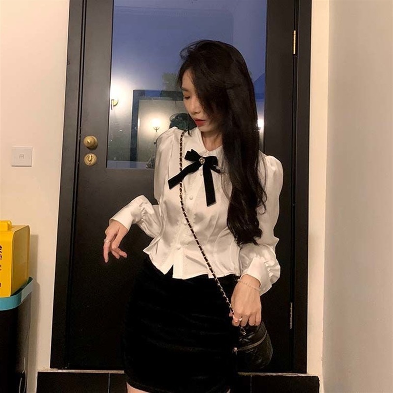 대학 스타일 달콤한 인형 칼라 셔츠 긴 소매 최고 여성의 봄과 가을 새로운 2024 짧은 웨이스트 디자인 센스 셔츠