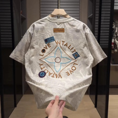 トレンディなブランド半袖メンズ 2025 夏の新しいスタイル老眼刺繍 T シャツトレンディな多用途ラウンドネック半袖ライト高級トップ