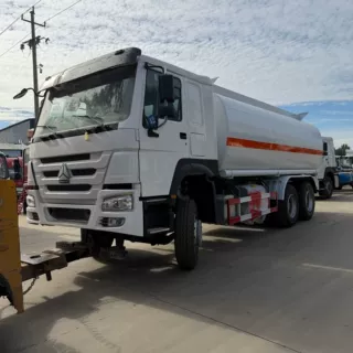 重汽6*4加油车25000L油罐车柴油汽油运输车20立方HOWO后八轮运油