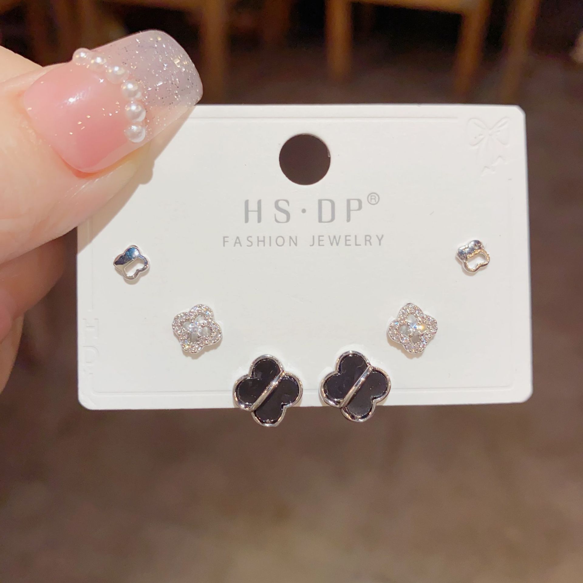 S925 aguja de plata micro incrustaciones de circón pendientes cortos pendientes de pelo corto japonés y coreano elegante todo-fósforo simple conjunto de tres piezas pendientes para las mujeres