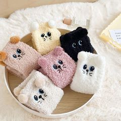 サンゴの靴下の女性は冬に猫を厚くして、毛を落とさないで家で寝ます。