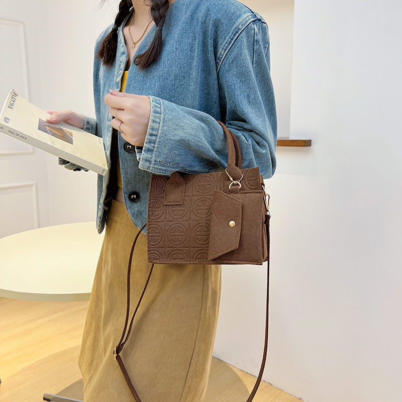 Nuevo este año popular en relieve de dos piezas bolsa de mensajero de moda Estilo occidental fresco bolso de color sólido 2023 Otoño e Invierno