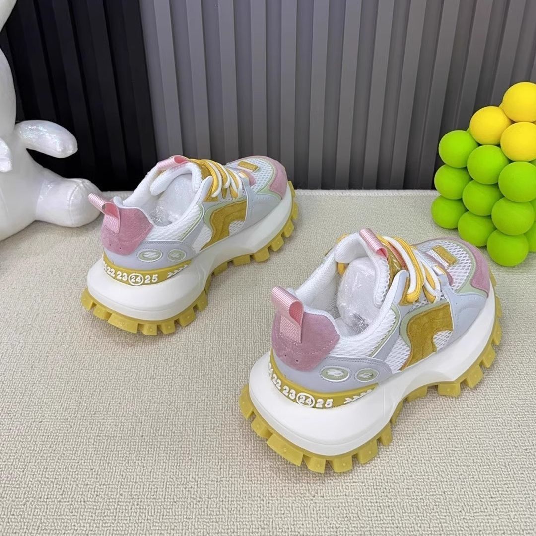 Productos europeos zapatos de papá de suela gruesa para mujer 2025 verano nuevo estilo calle frita todo fósforo malla transpirable realce zapatos blancos deportivos