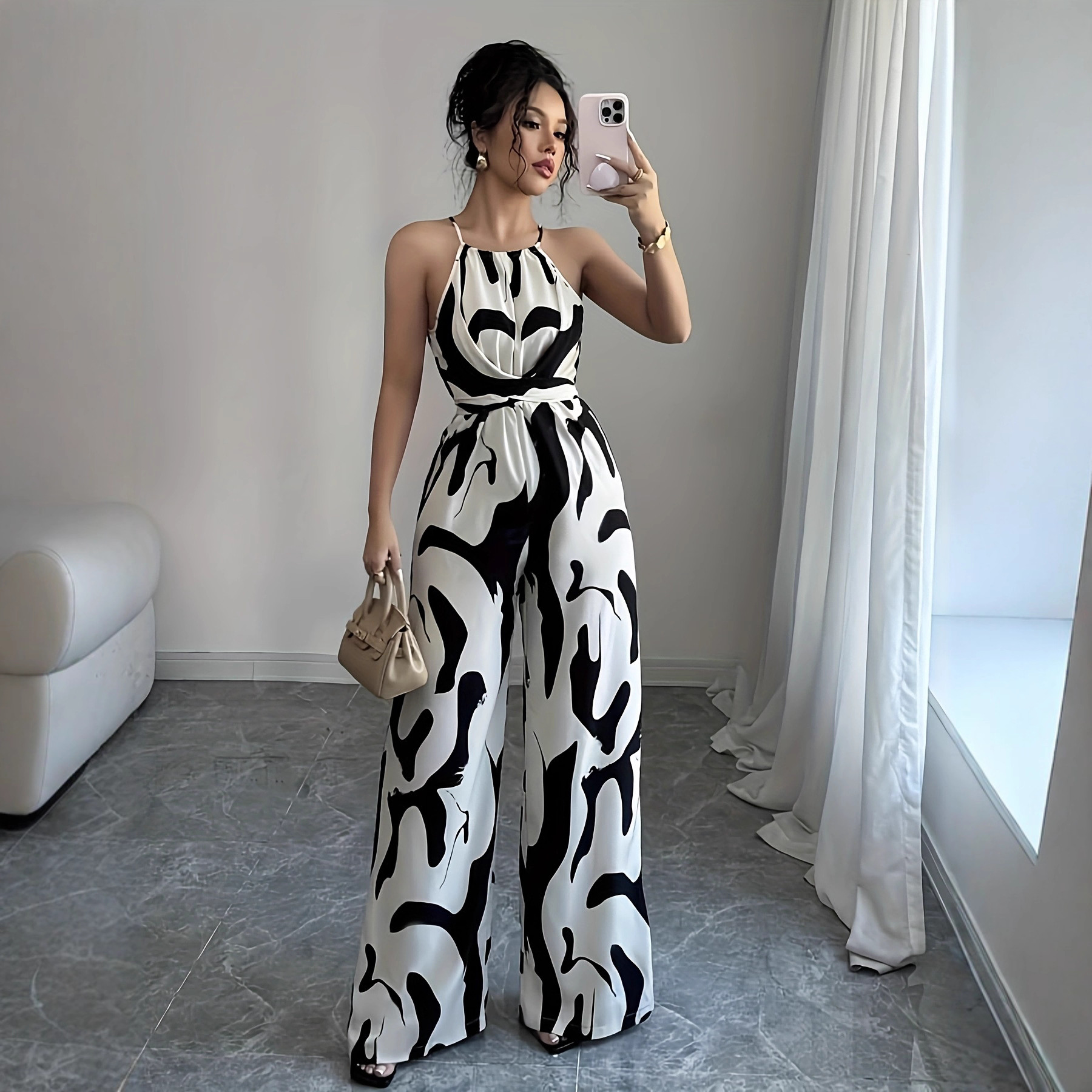 Damen-Jumpsuit in Schwarz-Weiß mit Milchmuster, schmaler, lockerer Passform, Neckholder und weitem Bein_voghion.com