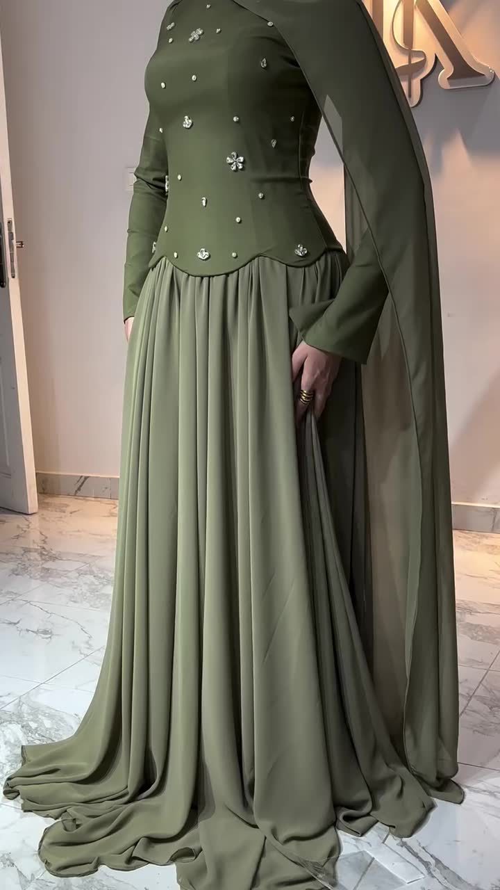 « Robe élégante à manches longues et coupe ajustée ornée de strass pour femme - Robe de soirée moulante extensible avec détails scintillants (Vert, S-XXL) »_voghion.com