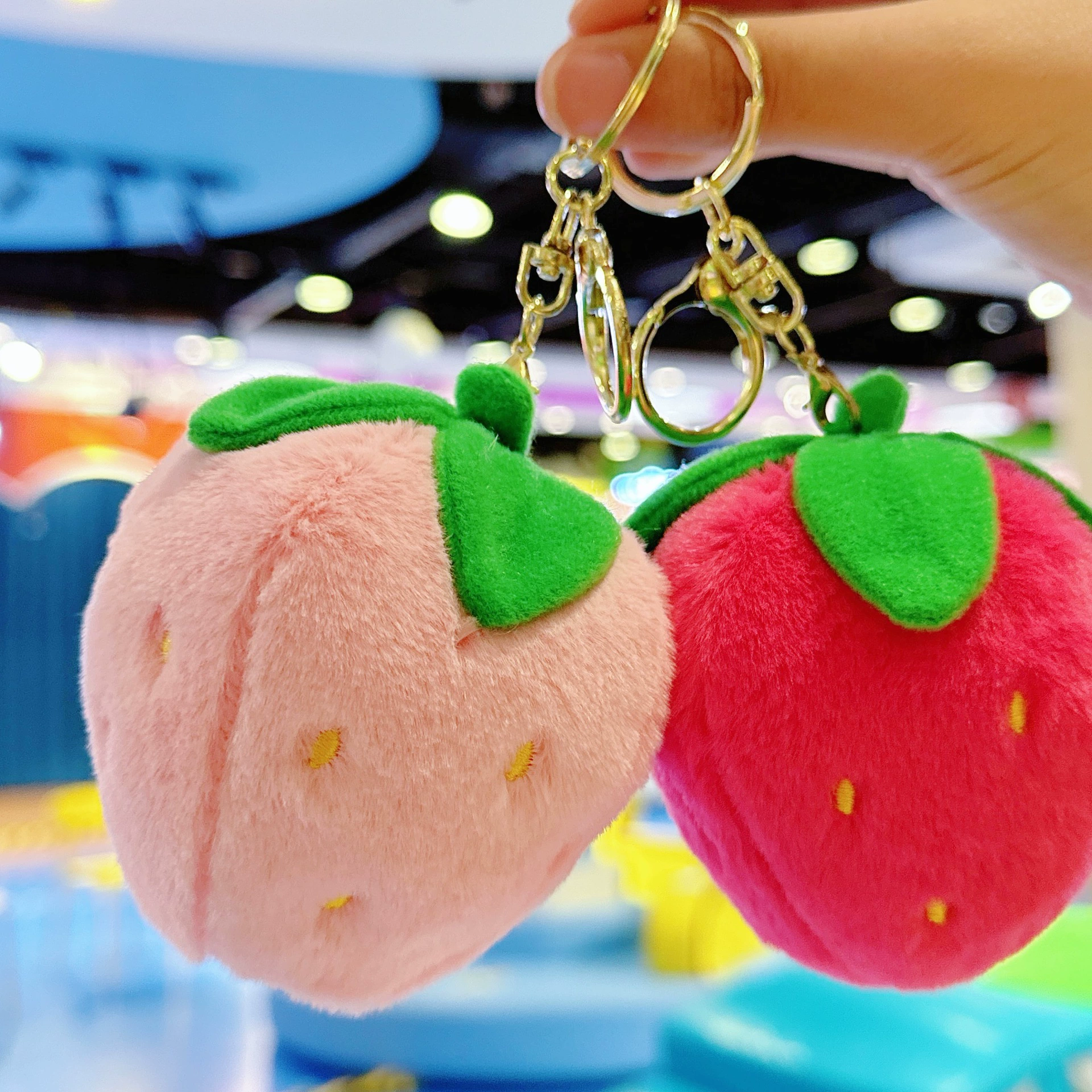 Сетка красный новый безделушки плюшевые игрушки милые клубничные подвески плюшевые куклы маленькие подарки оптом