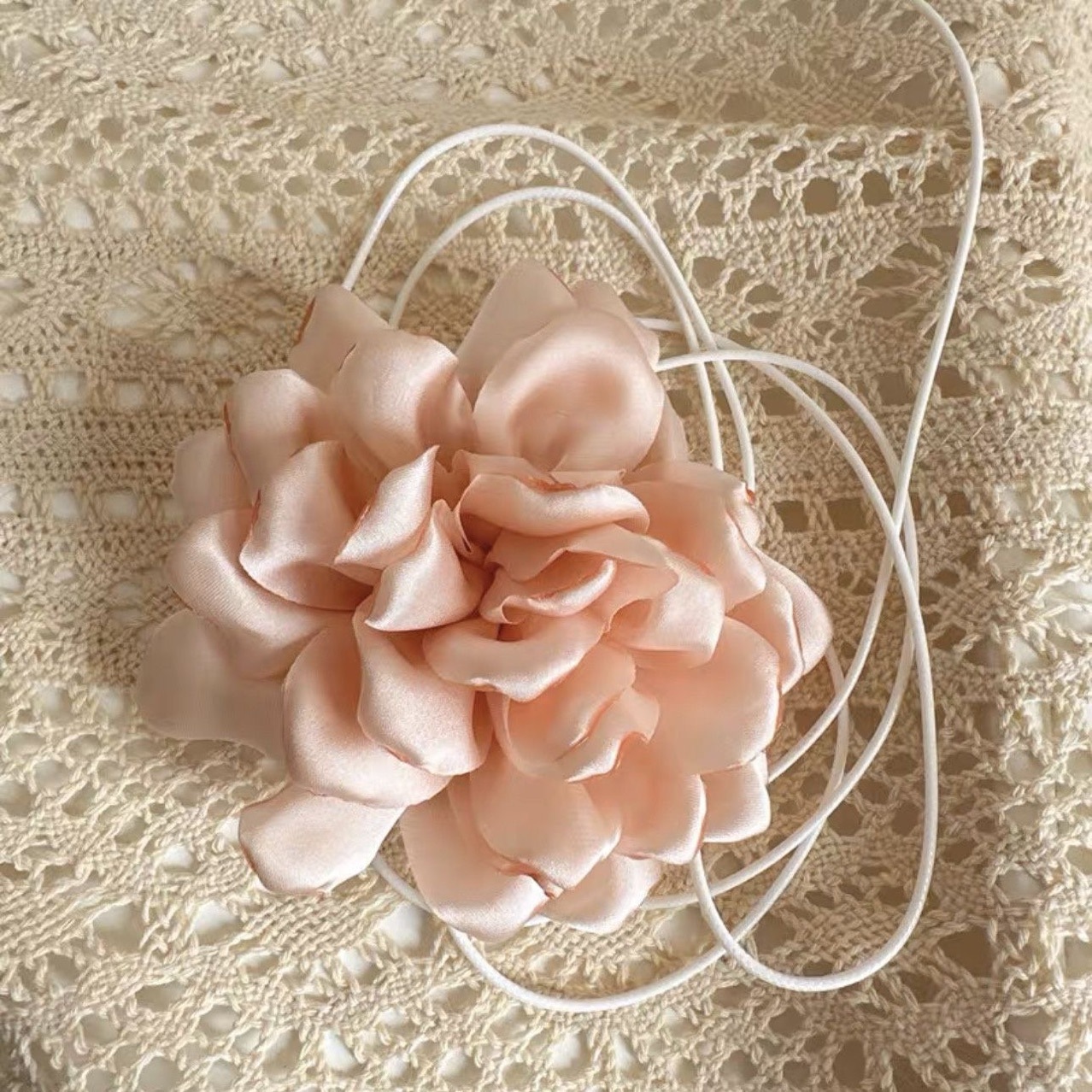 1 Piece Quantity Daily Occasion Cloth, Wax rope Material Flower Pattern Women'S Gender Retro Flower Cloth Wax Rope Woven Chain Choker Wholesale