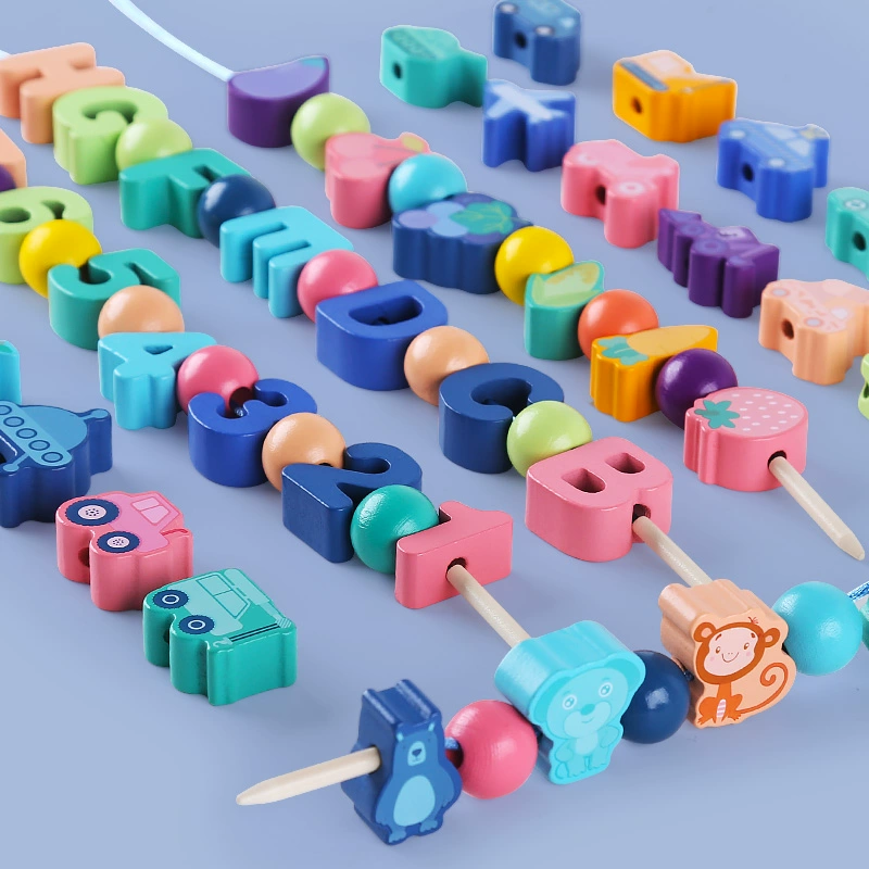 Молодые дети носят бисер и бисерные строительные блоки. Прекрасные игрушки.