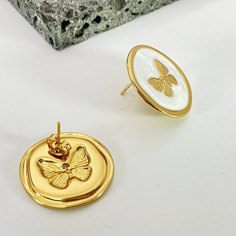 Labret stud lip piercing jewelry styling detail