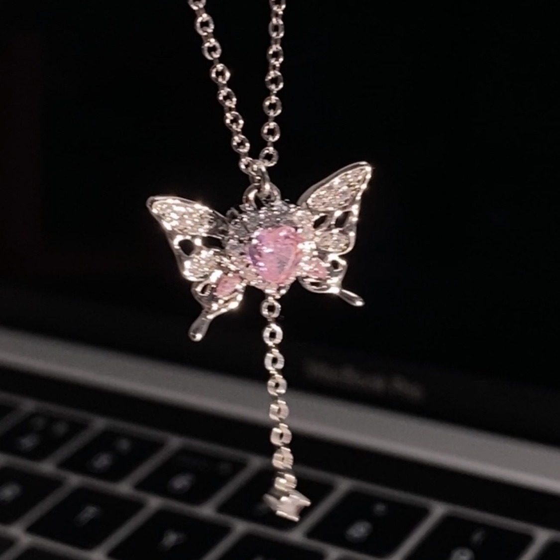 "Spring Butterfly Dream" a través del collar de amor rosa, diseño original de alta calidad, personalidad exquisita, nueva moda