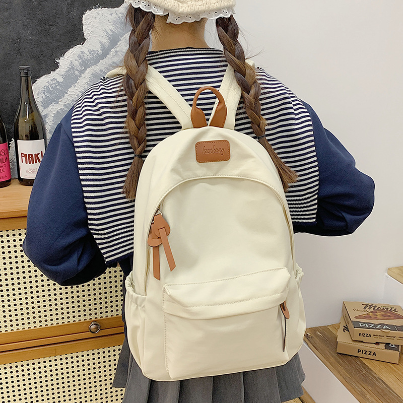 Mochila de nylon para mujeres 2024 nueva moda, bolsas escolares ligeras de color sólido, mochila de clase coreana para estudiantes de secundaria.