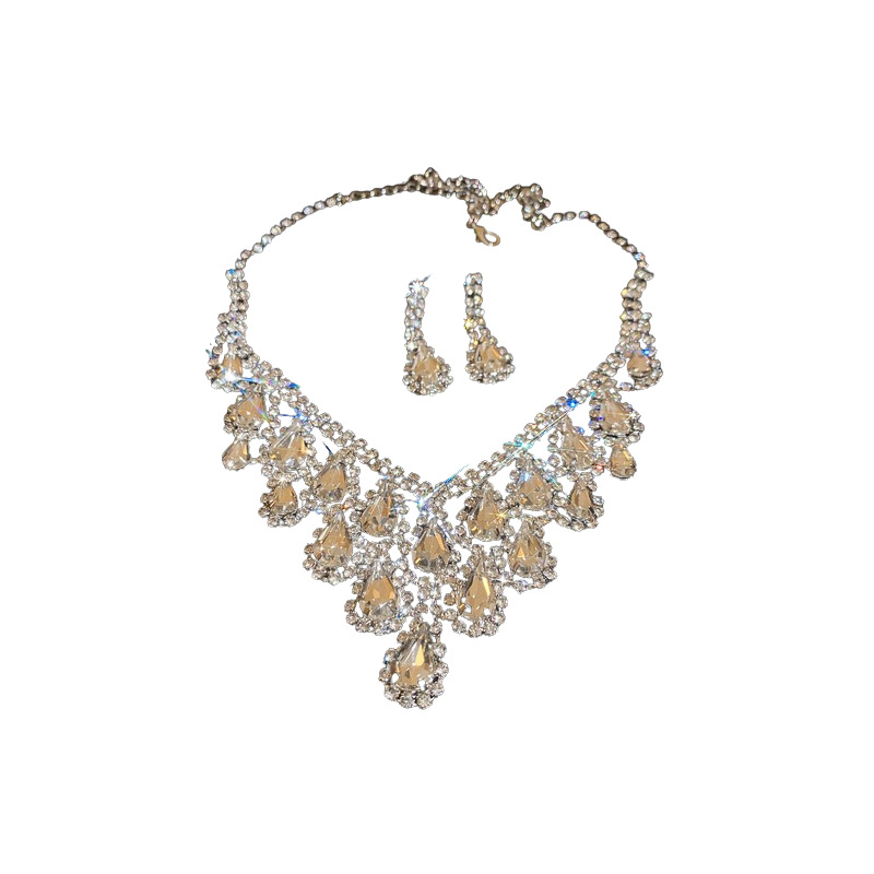 Juego de collar de borla de gota de agua con incrustaciones de diamantes, cadena de clavícula de la industria pesada de alta gama europea y americana, collar de vestido retro de todo fósforo al por mayor