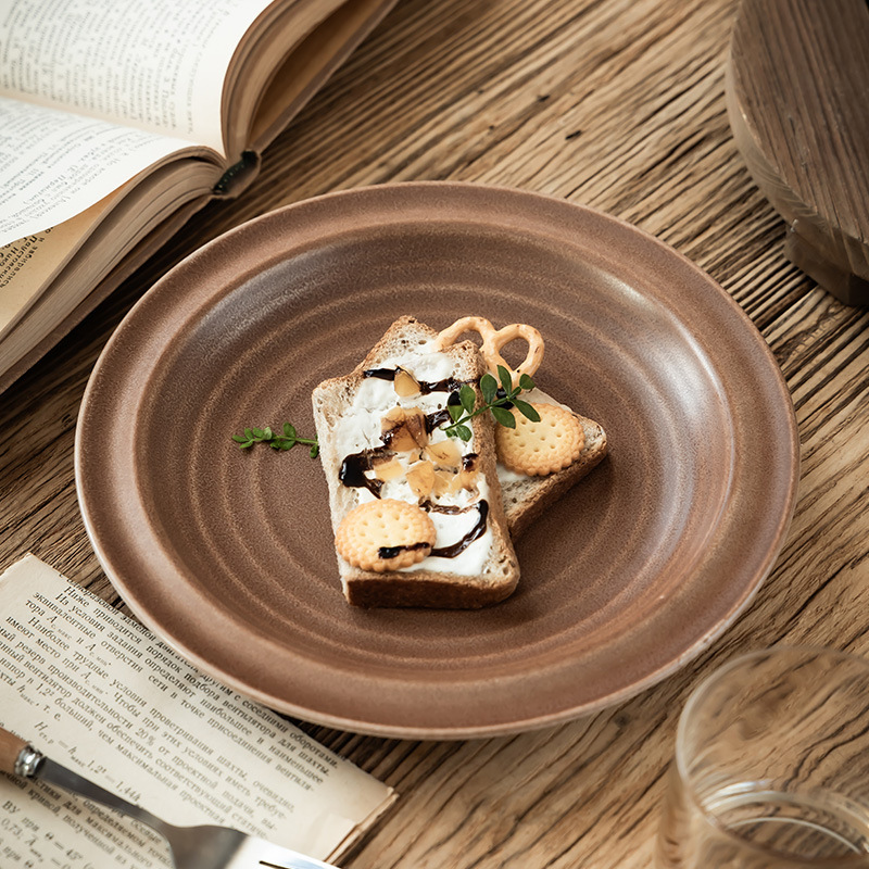 Plato marrón retro creativo simple plato de platos de té de la tarde refrigerio plato de fideos de alta calidad platos de cerámica casera