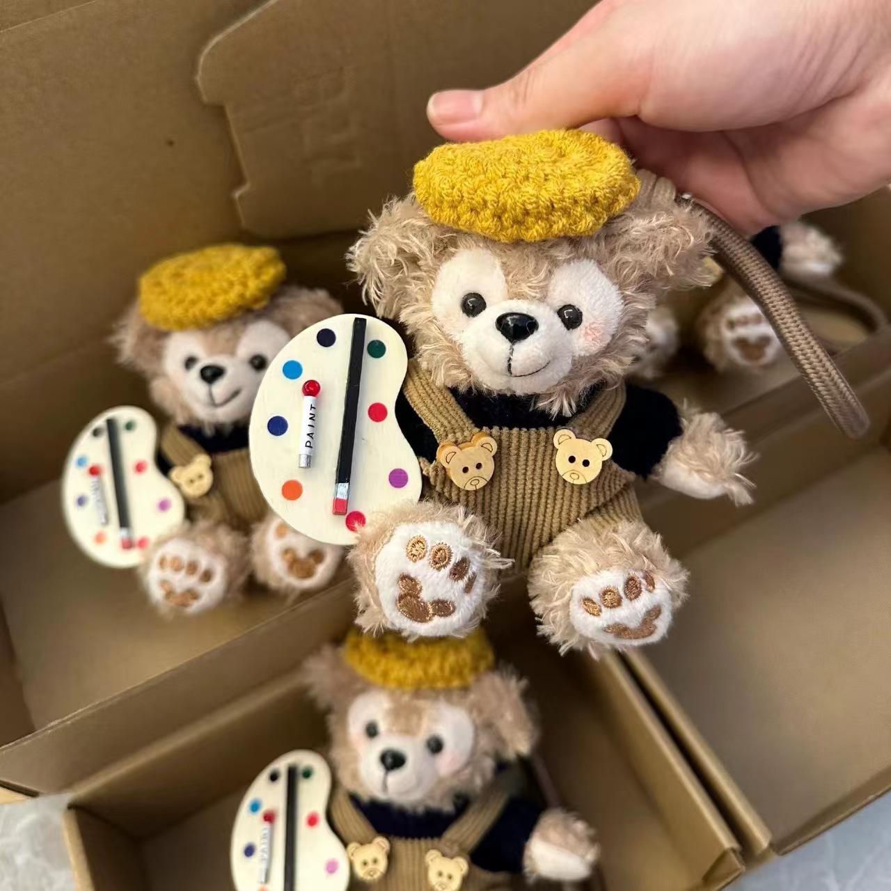 갈색 모자 드로잉 보드 더피